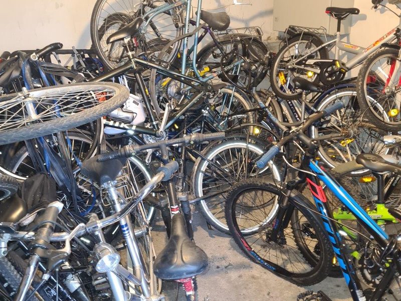 Fahrradkeller mit zahlreichen alten Fahrrädern