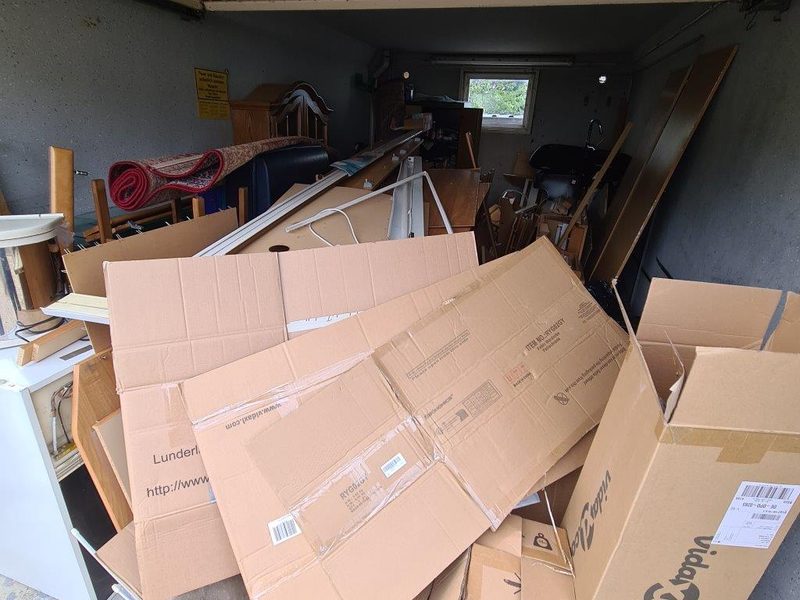 Vollgestellte Garage vor der Räumung