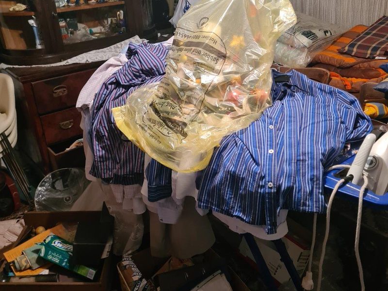 Wohnung vor der Haushaltsauflösung mit Kleidung und Hausrat