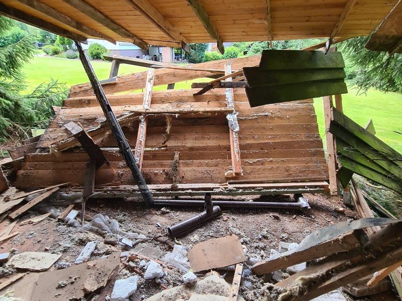 Rückbau eines Gartenhauses, Dach teilweise abgetragen