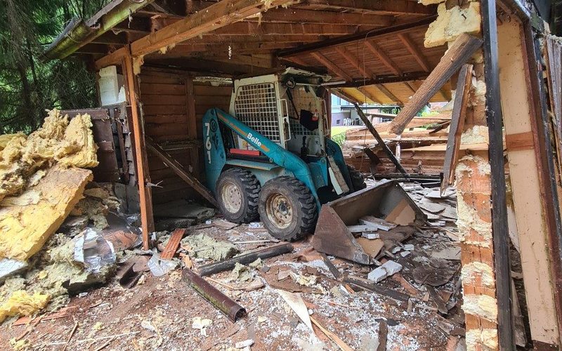 Kompaktlader im Einsatz beim Rückbau eines Gebäudes von innen